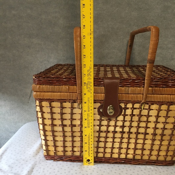 VINTAGE Old School Picnic Basket With Dishes & blue handle silverware EUC - Picture 7 of 10
